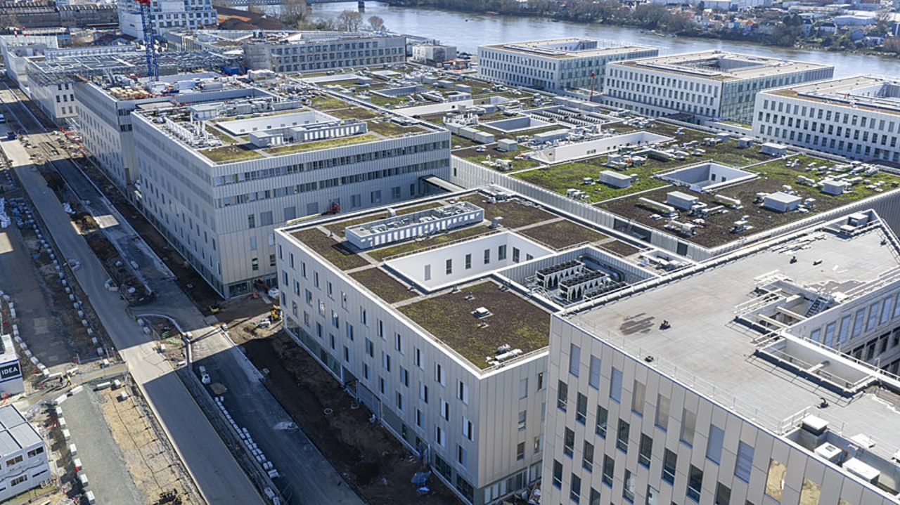 Le bâtiment du plateau médico-technique est doté d'une toiture végétalisée et de passerelles pour faciliter les circulations. (Julien Gazeau/Ylhos)