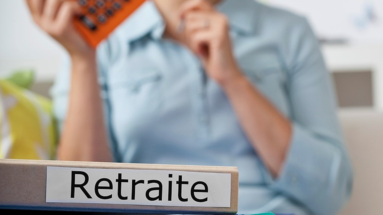 La revalorisation de la cotisation employeur à la CNRACL génère "des effets puissants et pluriels" sur le coût de l'emploi titulaire, au point que 40% des établissements hospitaliers envisagent de réduire le recours à ces agents et 52% d'accroître fortement le nombre de contractuels. (Bruno/Image Point FR/BSIP)