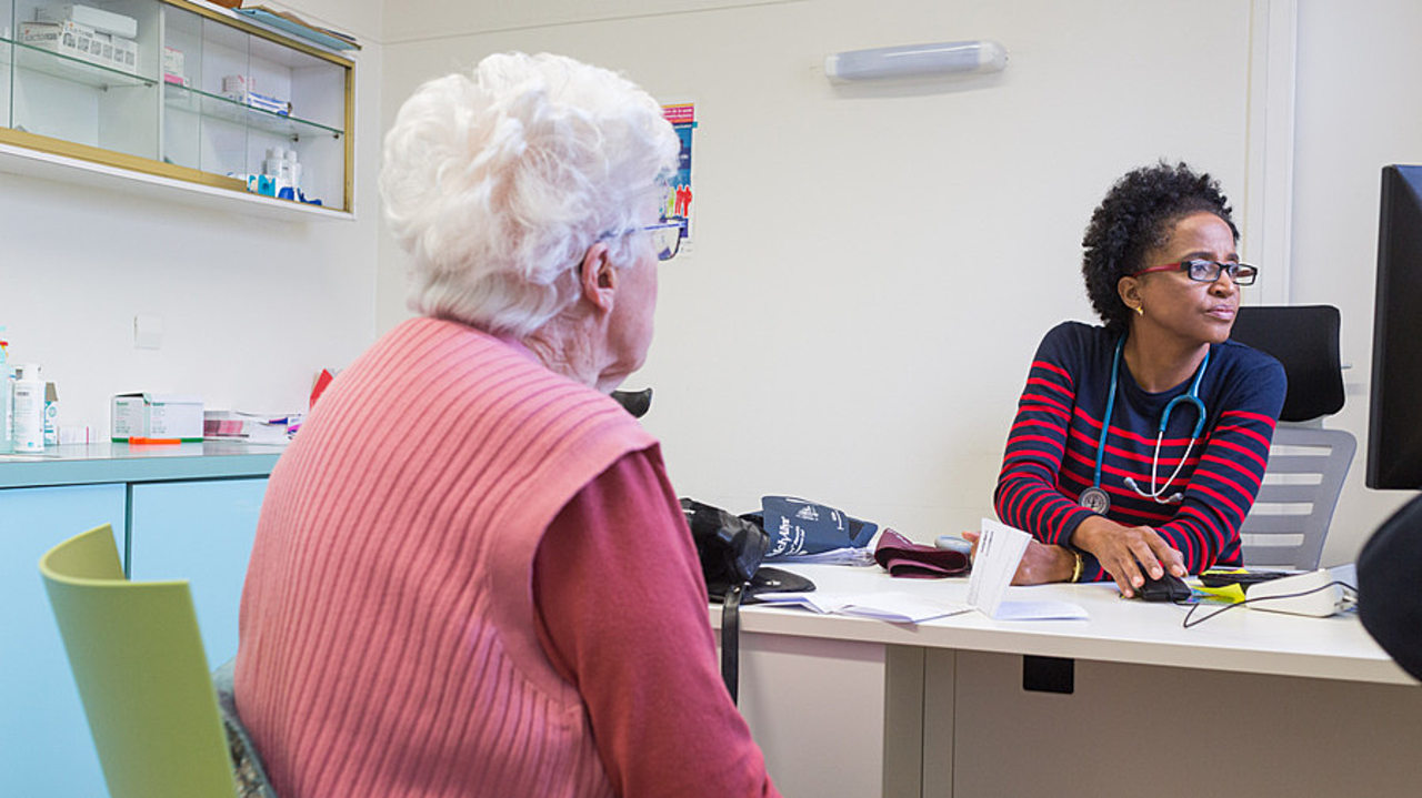 À l'issue du congrès, l'IHU Healthage et 55 experts définissent une feuille de route autour de cinq priorités majeures pour faire de la France un leader en Europe sur la longévité en bonne santé. (Burger/Phanie)
