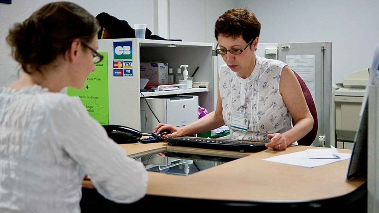 Dans le cadre de l'amélioration de la chaîne d'accueil-facturation-recouvrement, la DGOS travaille sur un plan interministériel d'amélioration du recouvrement des créances hospitalières des patients non assurés sociaux en France, avec une instruction prévue d'ici l'été. (Amélie Benoist/Image Point FR/BSIP)