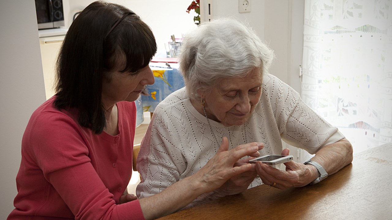 Plateforme téléphonique, système d'information Sirena, formulaire en ligne… la lutte contre les maltraitances envers les adultes vulnérables se réorganise. (D. Le Moine/BSIP)