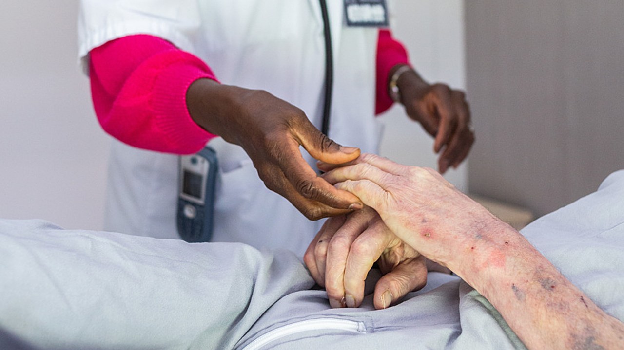 L'isolement et l'épuisement des aidants sont les deux principaux domaines de précarité identifiés dans l'étude. (Burger/Phanie)