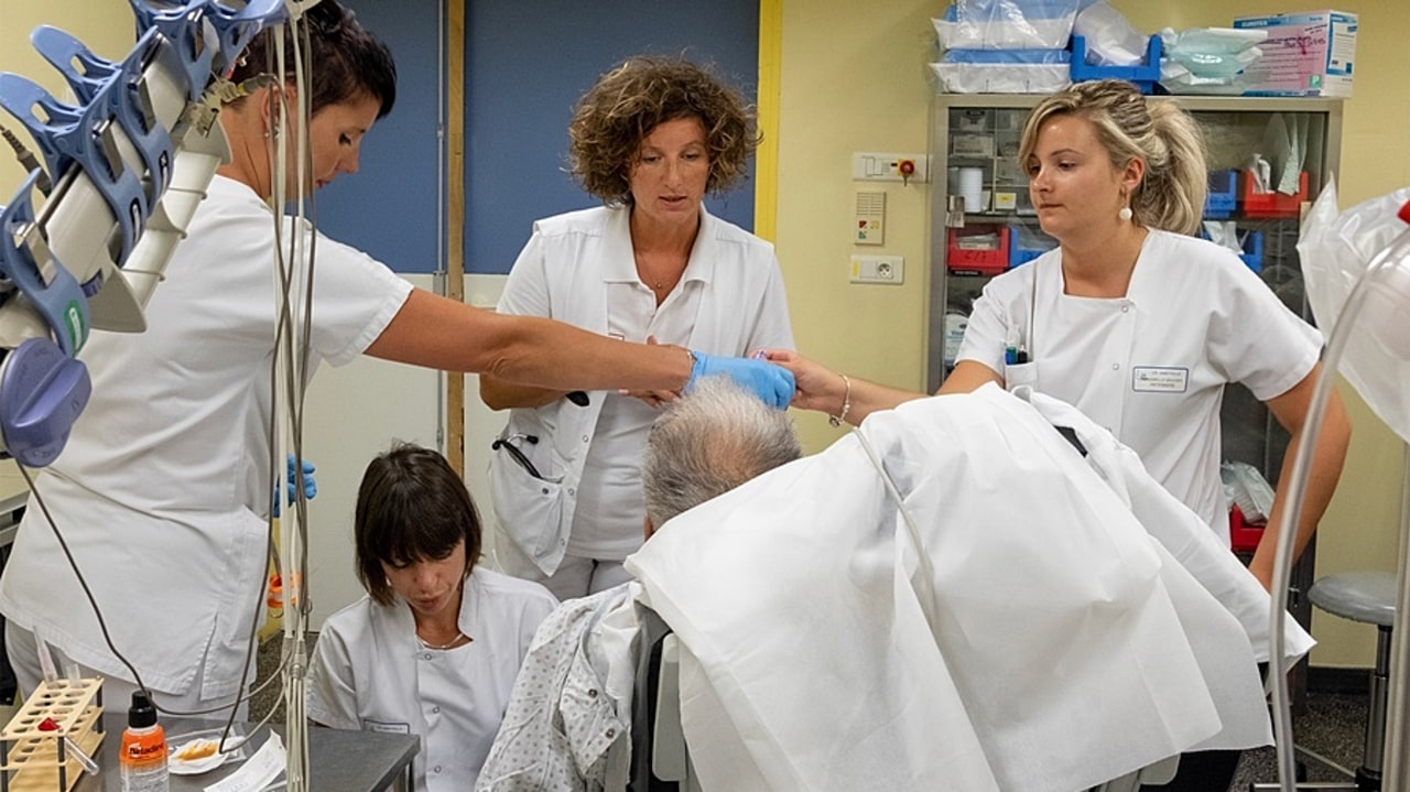 Le projet gouvernemental prévoit un panier de soins à 54 € payé à 50% par l'employeur et un statu quo sur les soins gratuits. L'opposition unanime des syndicats contrarie toutefois ce dessein. Elle ouvre plus sûrement la voie à une allocation de 15 € par mois dès janvier 2027 aux hospitaliers pour compenser leurs frais personnels de complémentaire santé. (Pascal Bachelet/BSIP)