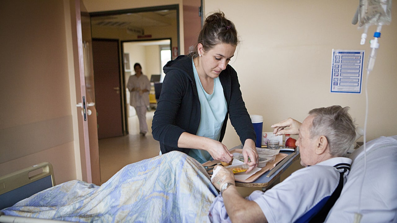 Pour l'Udihr, le repas doit être vu comme partie intégrante du soin, ce qui ne peut fonctionner que si les responsables de restauration collaborent avec les diététiciens, médecins nutritionnistes, orthophonistes et soignants. (Amélie Benoist/Image Point FR/BSIP)