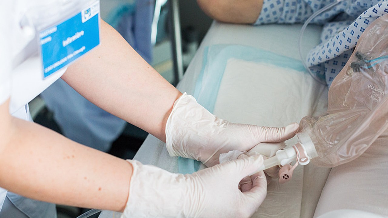 Pour le collectif Unistomie, l'accompagnement des patients doit être renforcé dès l'annonce de la stomie et jusqu'au retour à domicile. (Burger/Phanie)
