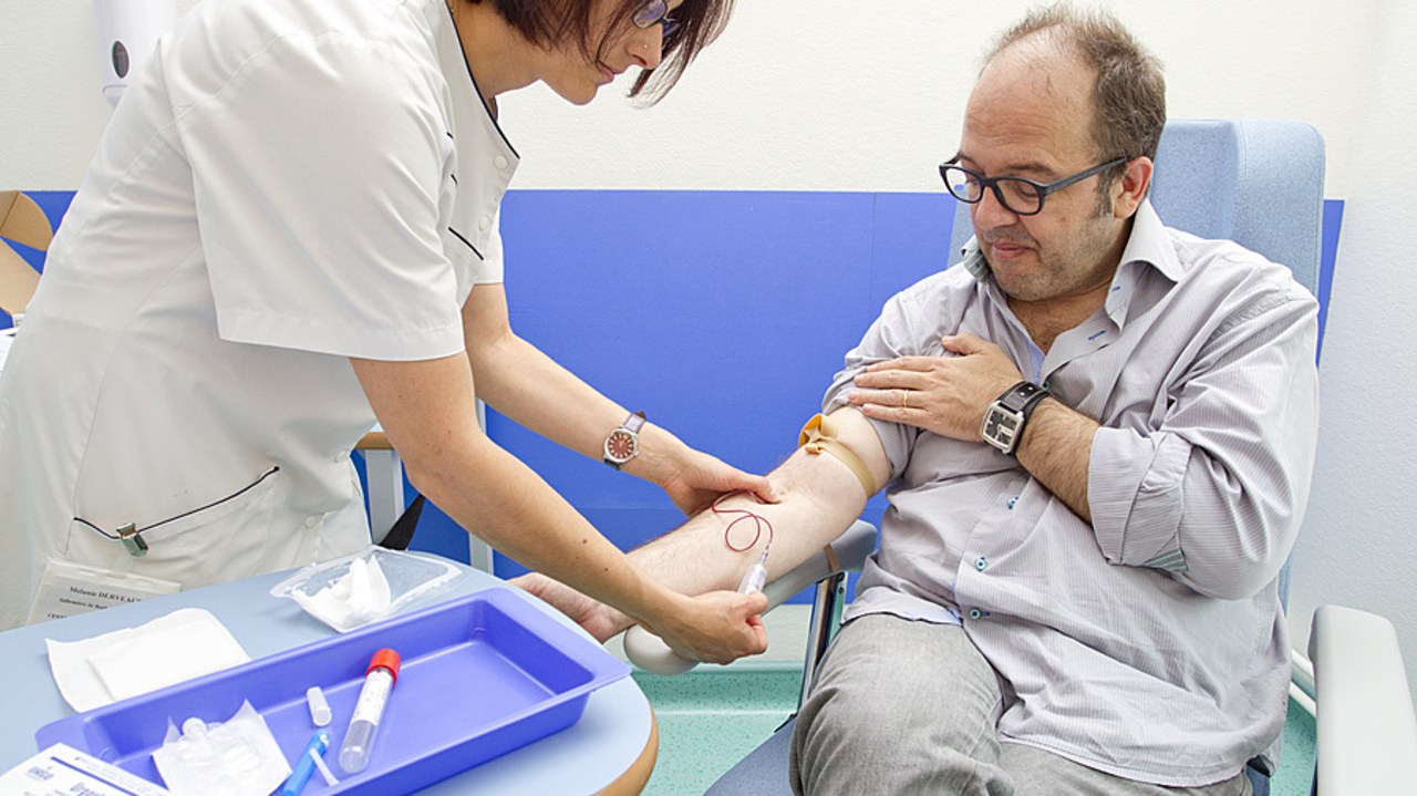 Entrée en vigueur il y a dix ans, la loi Jardé a posé un cadre éthique modernisé pour la recherche clinique française, tout en protégeant les patients, par exemple lors de prélèvements. (Astier/BSIP)