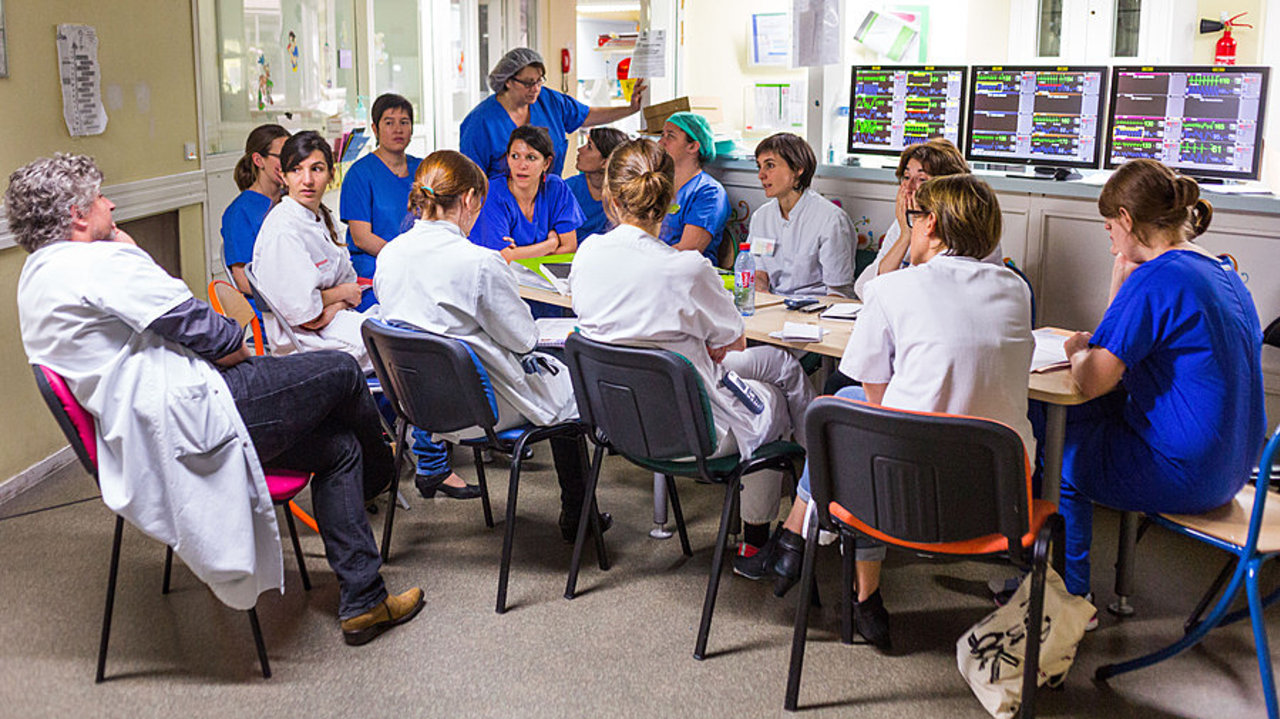 L'exercice en réanimation et la prise de décision par un chef de groupe après une discussion collégiale arment les professionnels à l'abord de la complexité de la demande d'accélération du décès. (Burger/Phanie)