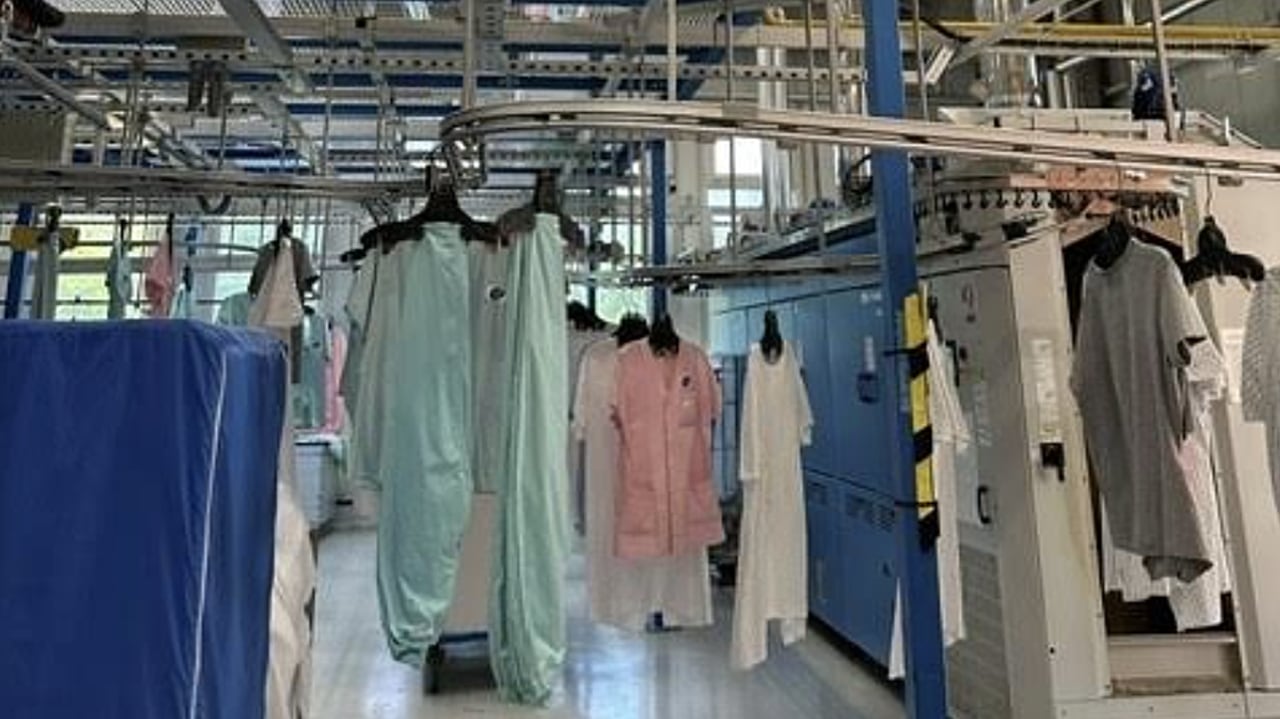 La blanchisserie du CHU de Montpellier bénéficie de nouveaux équipements, de circuits automatisés et d'une meilleure organisation. Son impact environnemental est en outre diminué. (CHU de Montpellier)