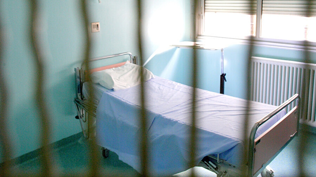 Pour mieux couvrir les besoins de soins psychiatriques à temps complet des détenus, la création de trois nouvelles unités hospitalières spécialement aménagées a été validée par les ministères de la Santé et de la Justice. Elles verront le jour dans l'Hérault, en Seine-Maritime et en Seine-Saint-Denis.  (Burger/Phanie)