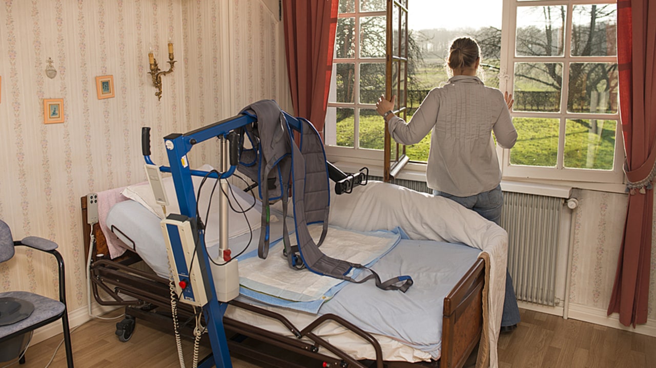 En cas de défaillance du service d'aide à domicile, les personnes handicapées très dépendantes se retrouvent en danger vital, dans l'impossibilité de s'alimenter. (Astier/BSIP)