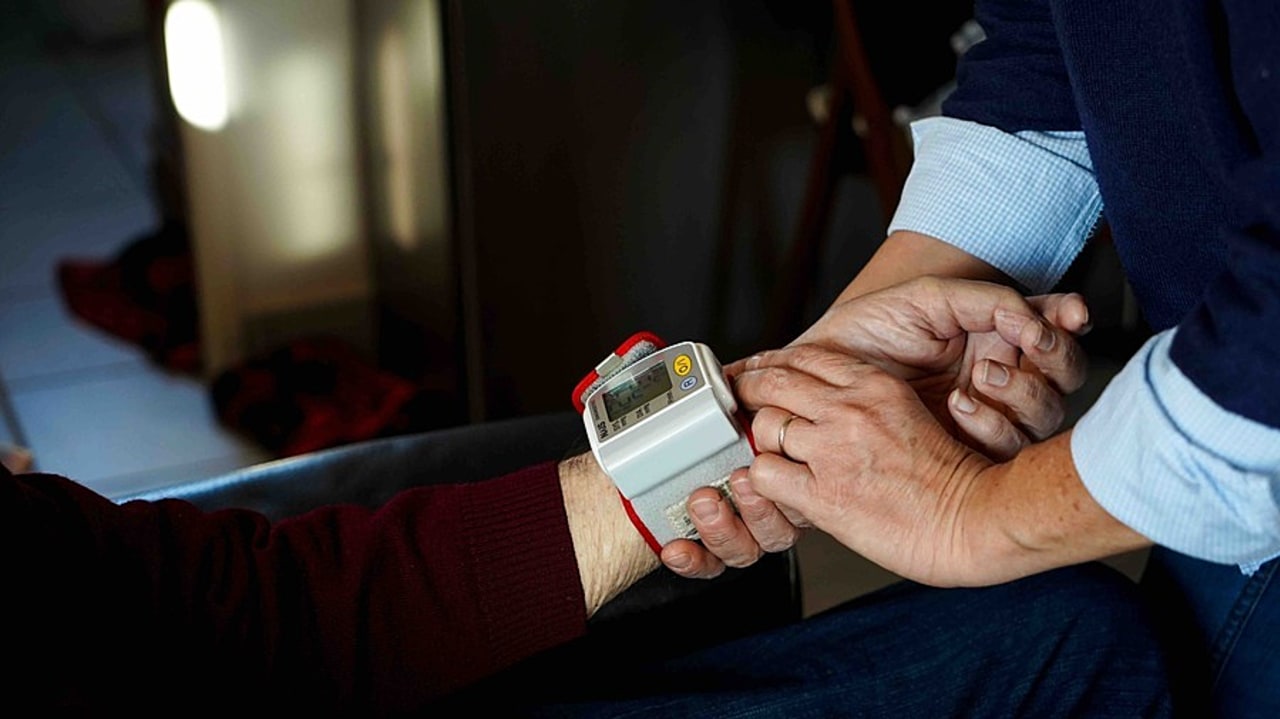 Le tensiomètre figure dans la liste des produits de santé que les masseurs-kinésithérapeutes pourraient être autorisés à prescrire. (Trémelet/Image Point FR/BSIP)