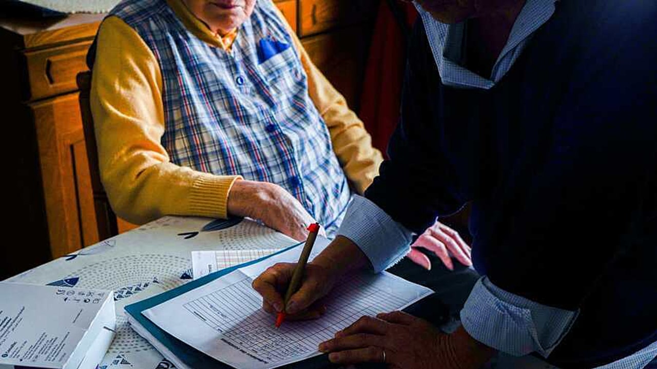 Les personnes âgées de 65 ans et plus résidant à leur domicile figurent dans le registre communal des personnes vulnérables. (Trémelet/Image Point FR/BSIP)