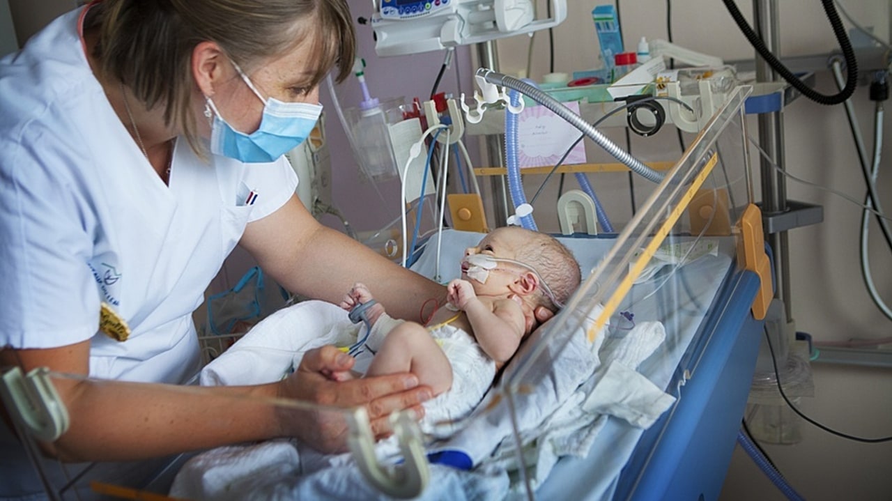 Une "mise à niveau" de l'organisation des soins critiques néonatals est voulue par la ministre de la Santé Stéphanie Rist. (Amélie Benoist/Image Point FR/BSIP)