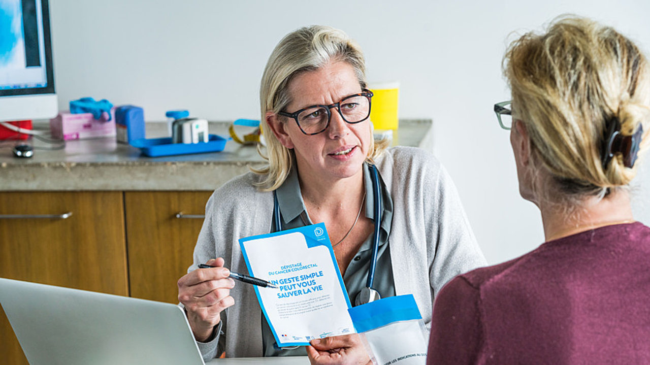 Unicancer encourage dans ses propositions le déploiement de programmes de prévention ciblés et individualisés pour éradiquer les 40% de cancers dits évitables. (Voisin/Phanie)