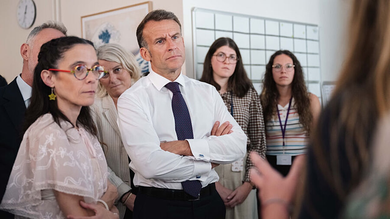 Lors d'une visite officielle au centre Asterya à Paris, le président de la République Emmanuel Macron promet une enveloppe permettant de créer sept hôpitaux de jour dédiés aux enfants confiés à l'aide sociale à l'enfance. (Grégoire Campione-Pool/Sipa)