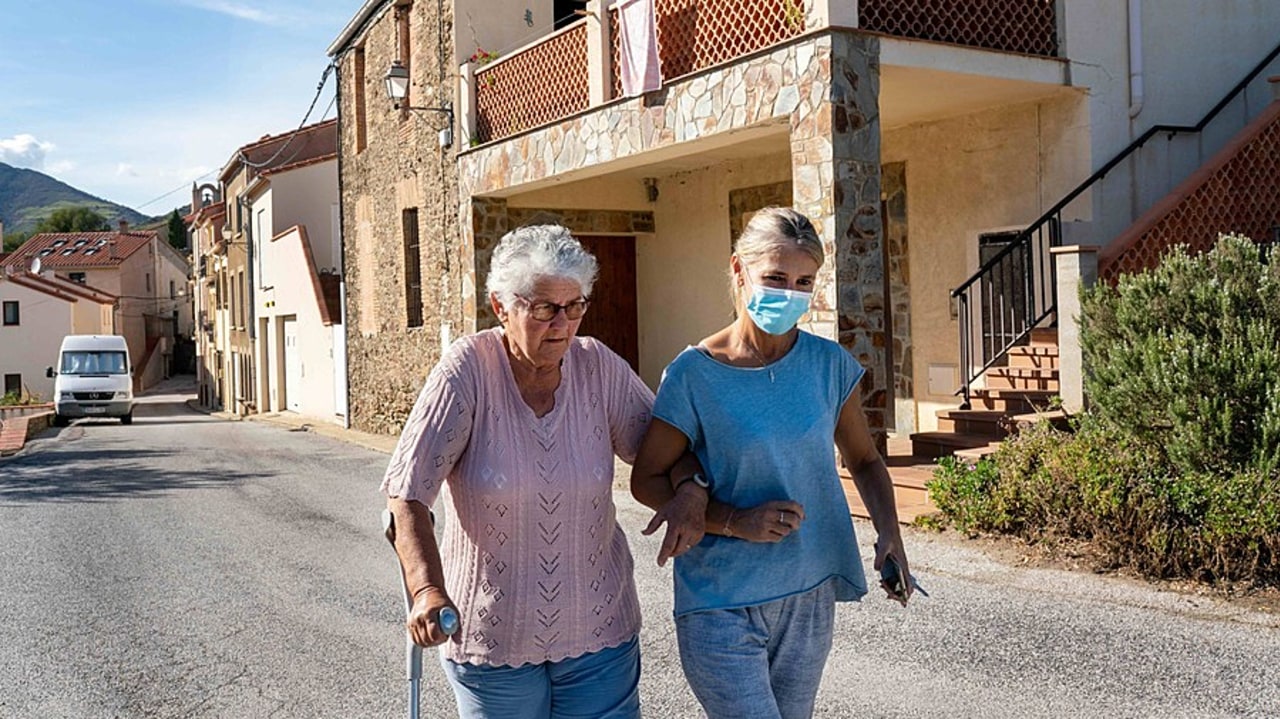 Pendant les épisodes de grandes chaleurs, des solidarités se sont développées dans les territoires pour protéger les plus vulnérables. (Morcillo/Image Point FR/BSIP)