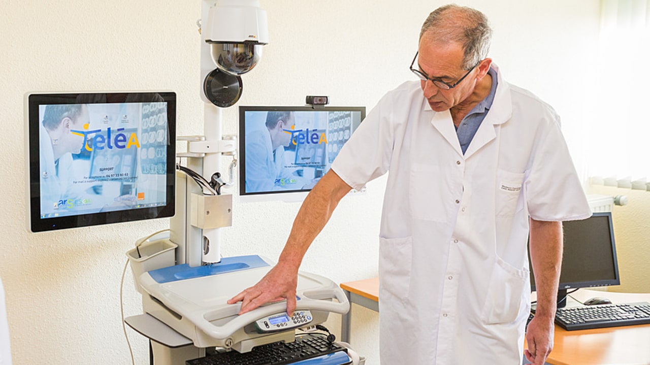 Le recours à un médecin coordonnateur de manière dématérialisée avait été évoqué en septembre dernier. Il doit permettre d'assurer cette mission obligatoire au sein d'un Ehpad, mais de manière temporaire uniquement. (Burger/Phanie)