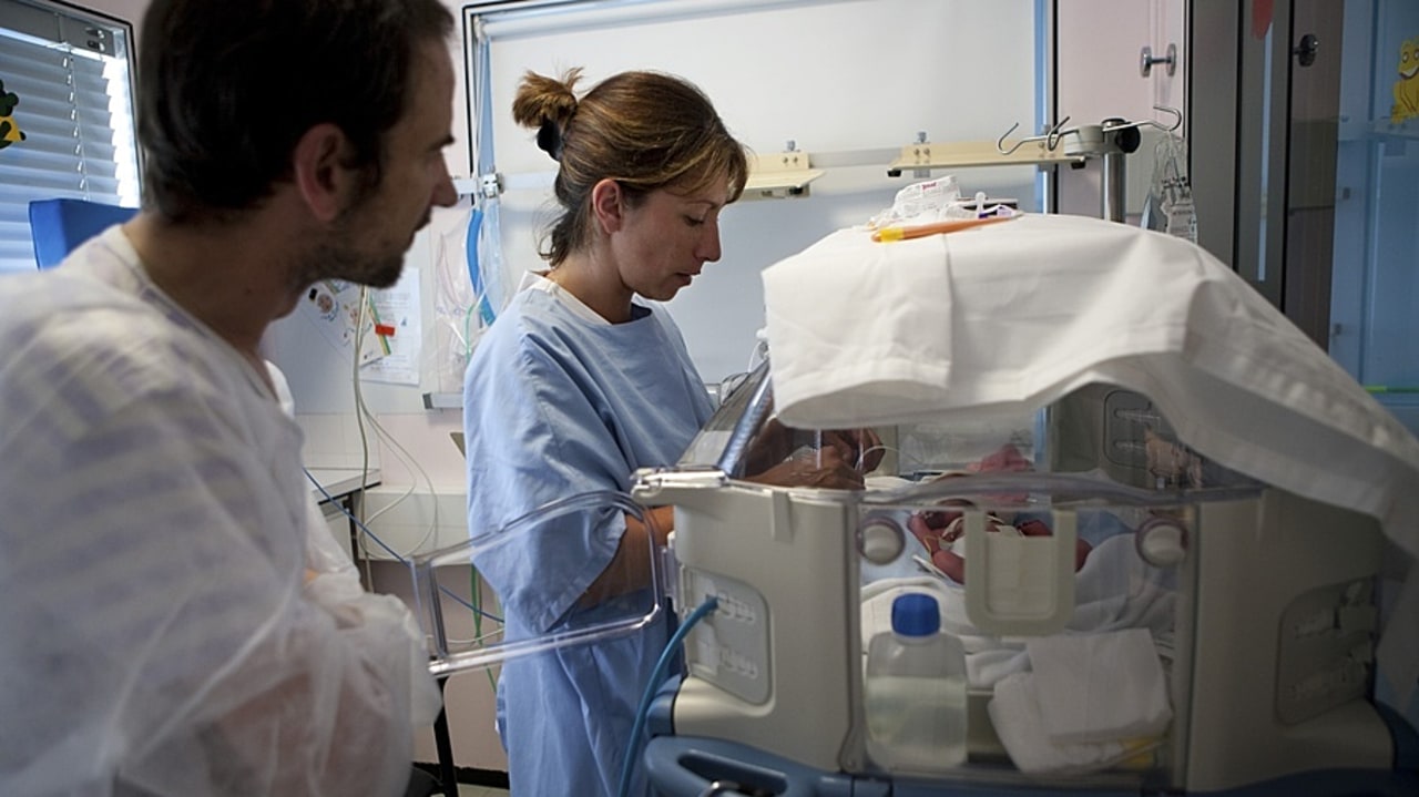 Une architecture adaptée facilite le positionnement des parents comme premiers dispensateurs de soins en néonatologie. (Amélie Benoist/ Image Point FR/BSIP)