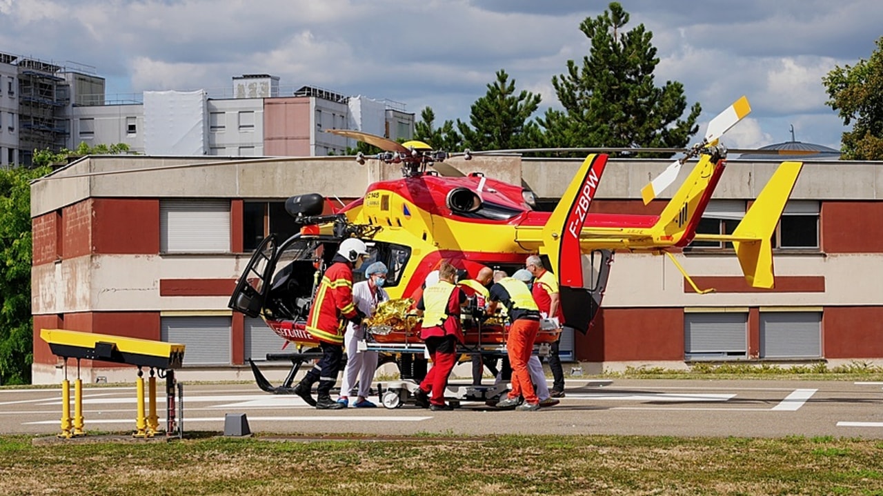 Pour acheminer des patients par hélicoptère la nuit sur son hôpital de Hautepierre, le CHU de Strasbourg est contraint depuis le 28 juillet de les faire atterrir quatre kilomètres plus loin sur le toit de son Nouvel Hôpital civil puis de les transférer par ambulance, ce qui rallonge les délais de prise en charge. (CHU Strasbourg)