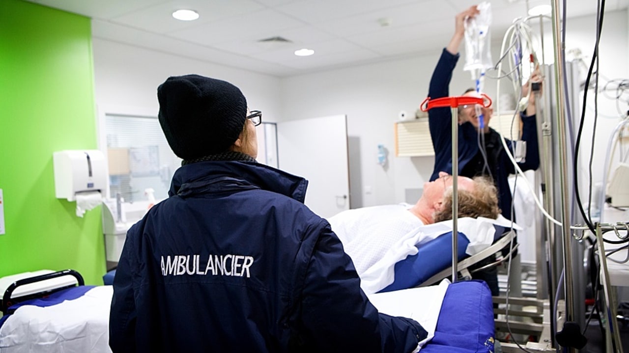 Sur les transports sanitaires, l'éventail de remboursement par l'assurance maladie, qui varie actuellement de 45 à 55%, passera le 1er janvier prochain entre 40 et 50%. Aucun reste à charge supplémentaire n'est cependant prévu pour les patients en ALD. (Amélie Benoist/Image Point FR/BSIP)    