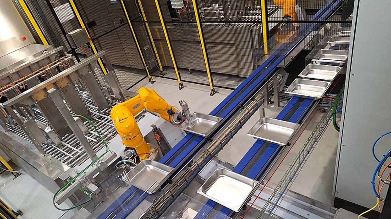 L'usine robotisée de la société Semelog peut laver 130 000 unités par jour, avec un contrôle qualité unitaire et automatisé par vision industrielle et intelligence artificielle qui garantit l'intégrité et la propreté de chaque bac et couvercle. (Semelog)