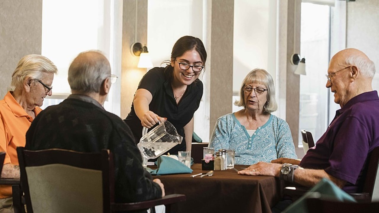 Les jeunes volontaires en service civique solidarité séniors mènent des actions à domicile ou en établissement pour créer du lien. (Tetra/BSIP)