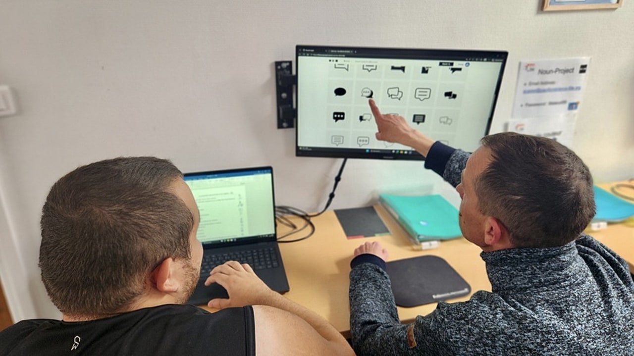 À l'Esat Malecot atelier de Fives, un atelier Falc se développe. L'incorporation de pictogrammes, qui n'est pas obligatoire, joue un rôle essentiel dans le processus. (Jean-Rémy Moncheaux)