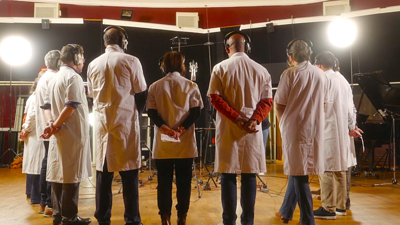 44 chefs de service d'hématologie chantent la chanson "Chef de service, à votre service", sortie en septembre 2025. Un moment fondateur pour la recherche de fonds pour l'album. (Olivier Loeb)