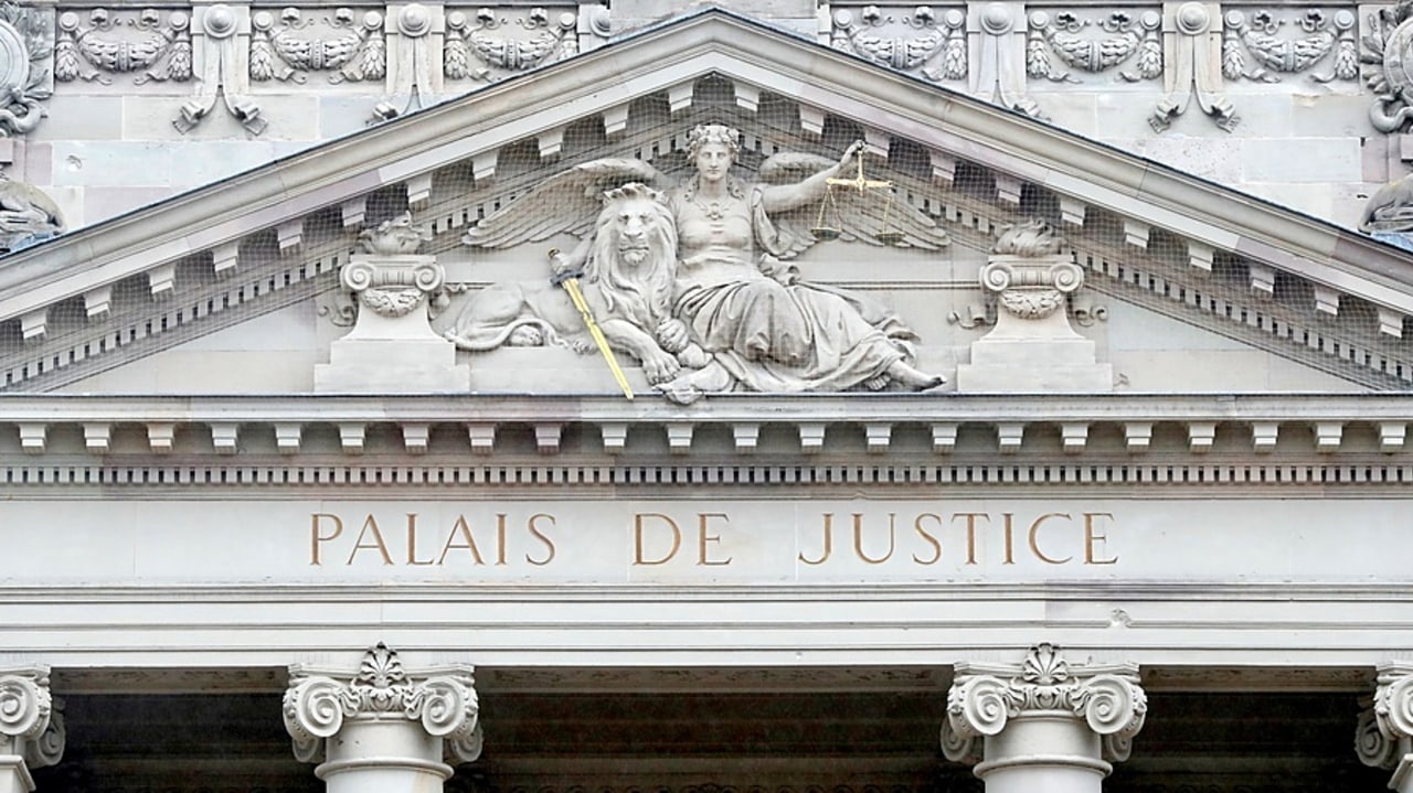 Absentes du corpus judiciaire avant les années 2000 dans le champ de la santé, les atteintes à la confiance publique sont devenues un élément central du contentieux visant les directeurs à partir de cette décennie. Elles représentent douze affaires sur les dix-neuf répertoriées sur 2020-2025. (Godong/BSIP)