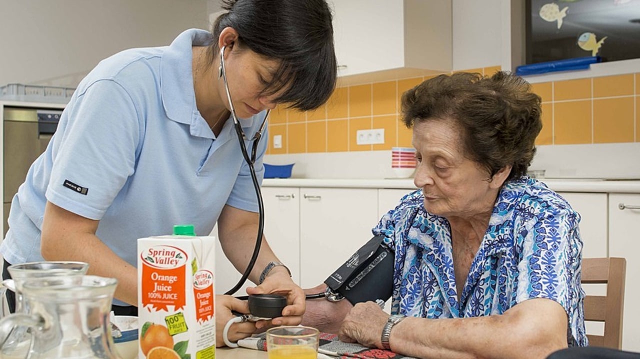 Le bilan de soins infirmiers lié à la dépendance est prescrit sur ordonnance médicale. (Astier/BSIP)