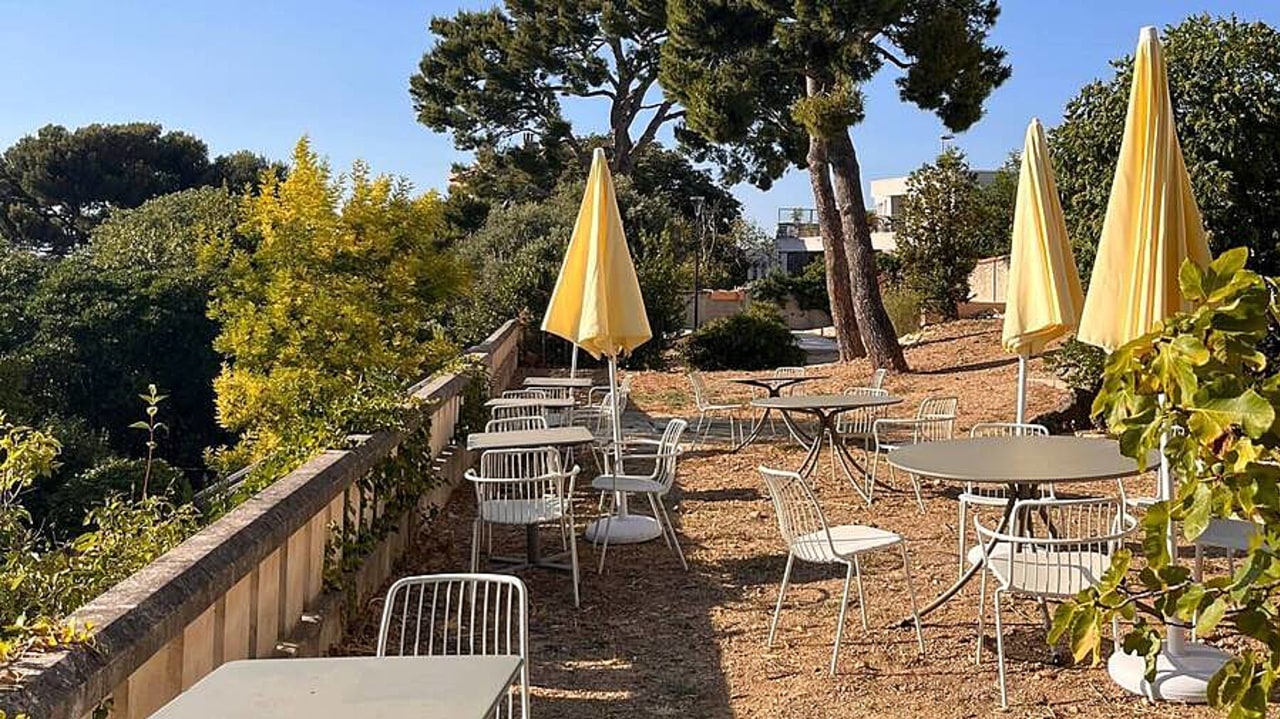 L'épicerie-restaurant solidaire, qui a ouvert le 26 juin à Marseille, est dotée d'une jolie terrasse face à la mer. (Irsam)