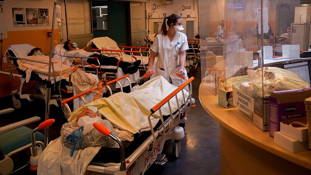 Sous l'effet de la canicule, les Samu-ont connu cet été une augmentation massive du nombre d'appels et les urgences un trop-plein de patients brancard, pendant parfois plusieurs jours, sous l'effet de ce goulot d'étranglement qu'est l'aval hospitalier. (Tremelet/Image Point FR/BSIP)