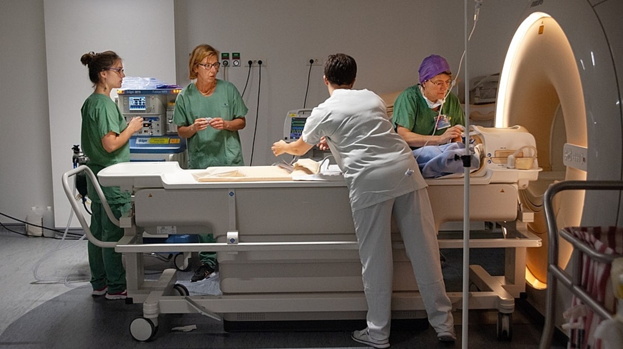 Les forfaits techniques s'appliquent uniquement aux examens faits en consultation externe ou en urgence mais ils soutiennent l'équilibre économique des services hospitaliers d'imagerie. (Pascal Bachelet/BSIP)