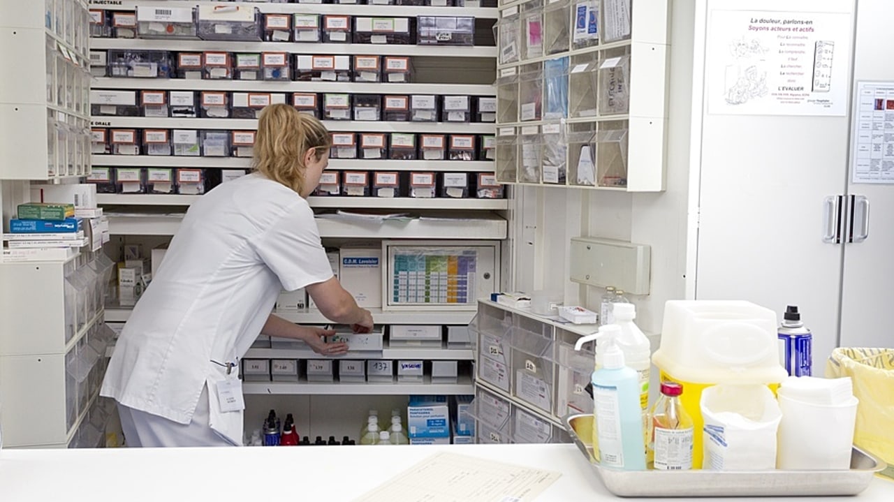 Les contours de nouvelles solutions pour lutter contre les tensions en ressources humaines dans les pharmacies hospitalières sont en cours de finalisation par une mission dédiée. (Astier/BSIP)