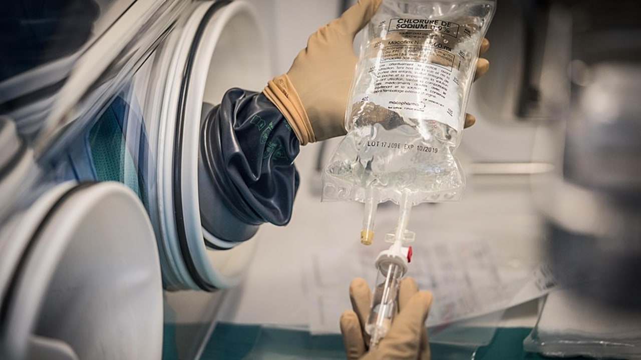 La radiothérapie interne vectorisée ne peut se faire que dans un environnement radioprotégé par une équipe pluridisciplinaire formée composée du médecin nucléaire, radiopharmacien, physicien médical et manipulateur d'électroradiologie médicale. (Garo/Phanie)