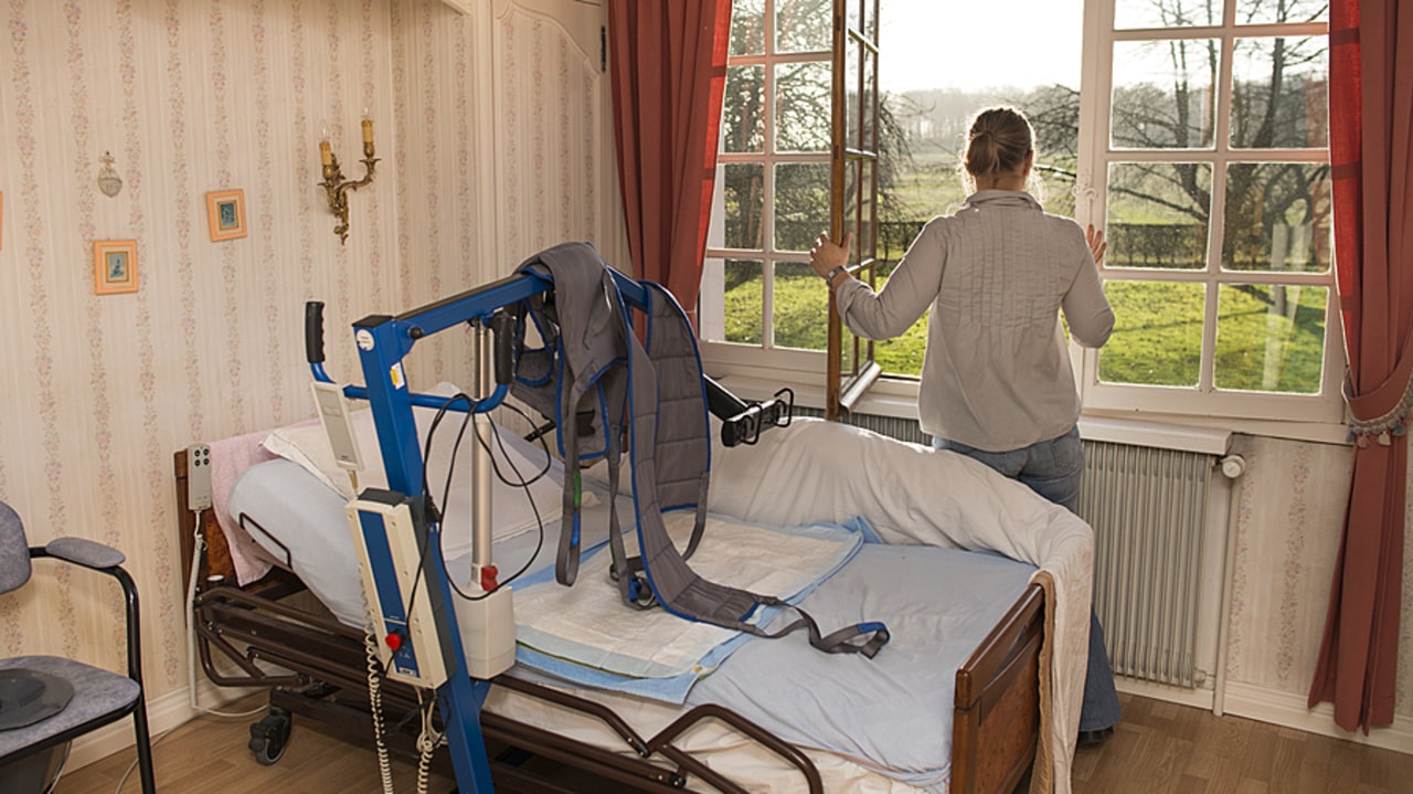 La quasi-totalité des intervenants à domicile déclarent rester longtemps debout dans le cadre de leur activité. (Astier/BSIP)
