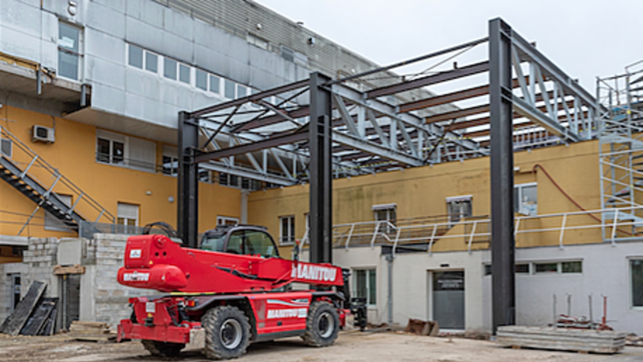 L'agrandissement a nécessité la mise en place d'un plancher enjambant les installations existantes. (Elsan)