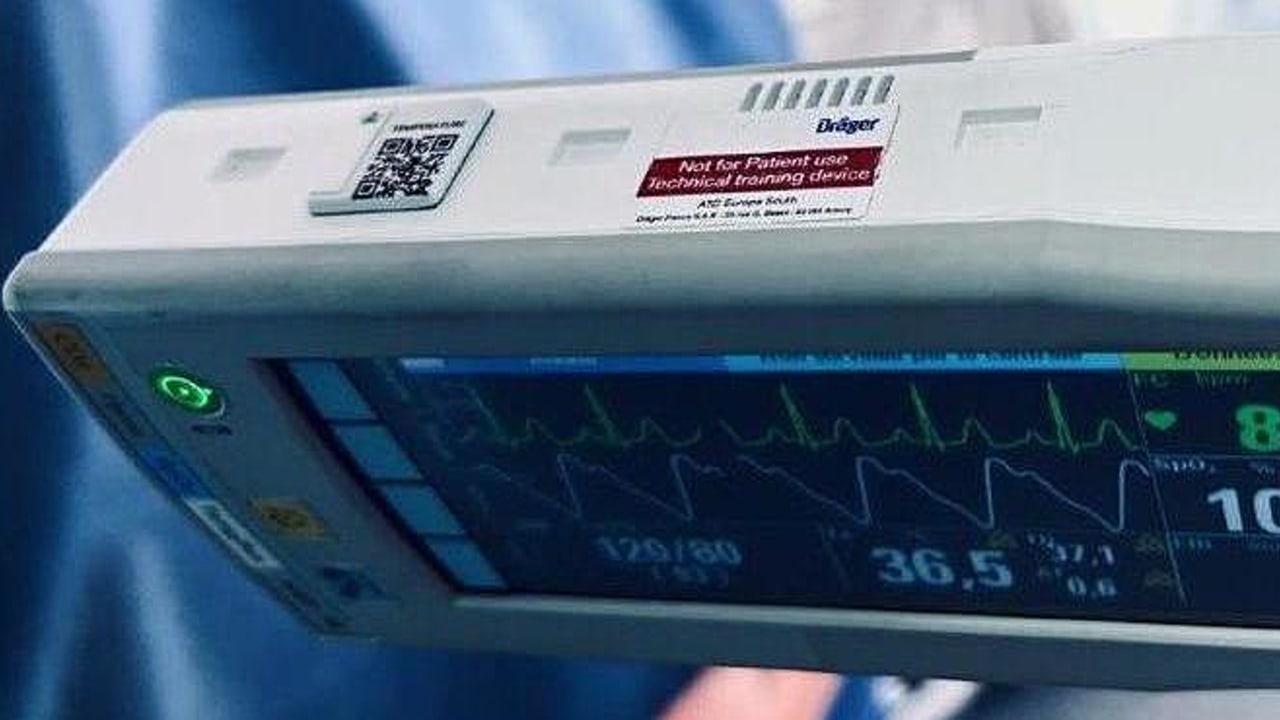 Grâce à des capteurs miniaturisés installés sur les matériels référencés dans le logiciel de gestion de maintenance, le dispositif repère immédiatement leur lieu de stockage sur un plan dynamique au mètre près. (Superwyze)