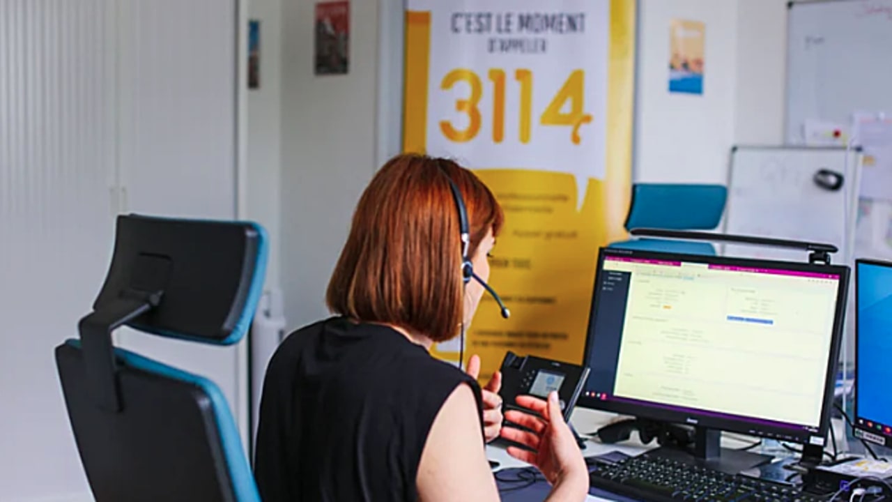 Au-delà des ressources accessibles aux personnes en crise suicidaire, comme l'appel au 3114, des outils plus spécifiques se diffusent pour prévenir le suicide. Un document élaboré par une société savante propose aux établissements sanitaires et médico-sociaux des leviers internes concrets. (Eloïse Bajou/Papageno programme)