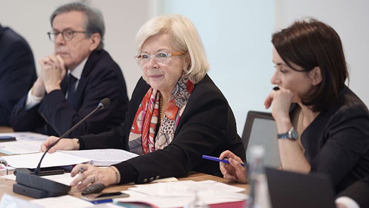 Catherine Vautrin a profité de la passation de pouvoir organisée ce 12 janvier au ministère de la Santé pour rassurer le secteur. Elle a notamment promis "des conditions d'exercice stimulantes" pour les soignants. (ANRU/Mathieu Delmestre)