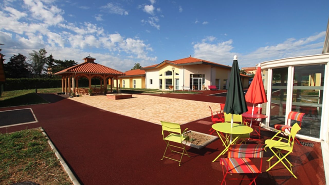 Le bâtiment de plain-pied s'intègre dans un espace pavillonnaire au cœur du village. (perspective 2BR)