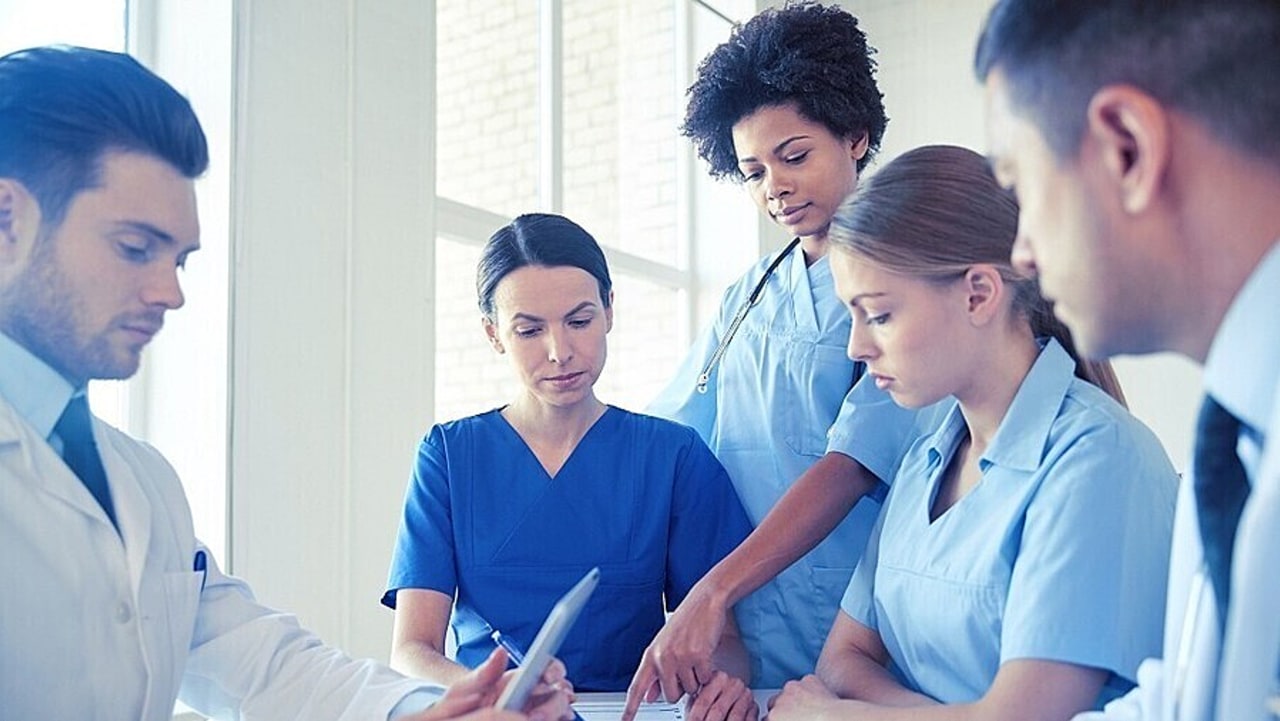 Pour faciliter l'adoption d'une solution innovante, il faut la coconstruire avec les équipes médicales en place. (Ingram/BSIP)