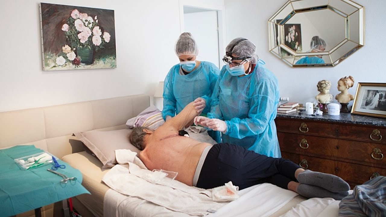 La progression d'activité de l'HAD est portée par les soins palliatifs (+9,7%) et les prises en charge de la douleur (+18%). Les mentions de spécialité augmentent aussi comme la rééducation neurologie (+24%) et la rééducation orthopédique (+11%). (Amélie Benoist/Image Point FR/BSIP)