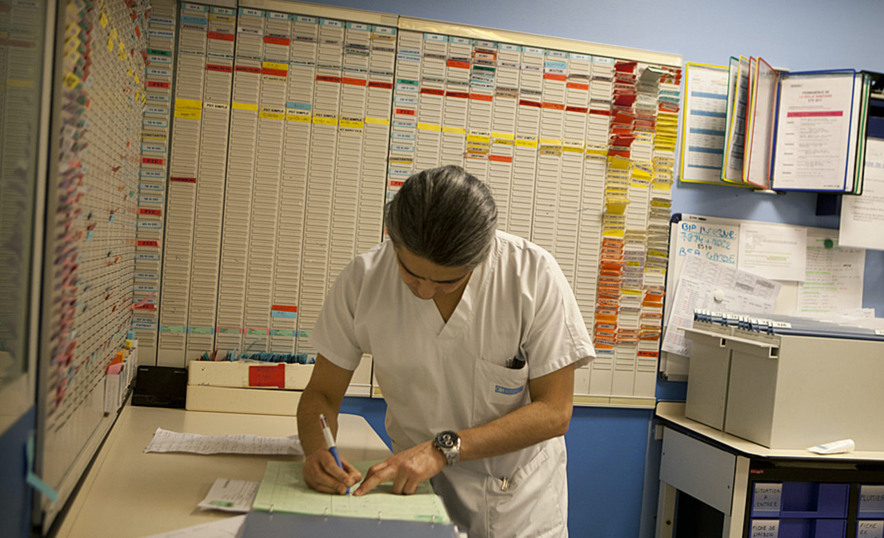 Les impératifs de planning sont la principale raison qui poussent les infirmiers à quitter leur établissement pour exercer en intérim. (Amélie Benoist/Image point FR/LPN/BSIP)