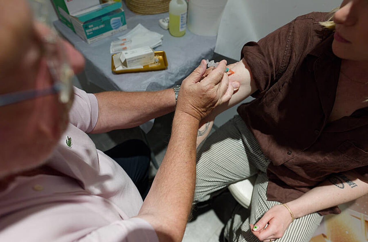 Deux personnes âgées ont présenté des symptômes similaires à ceux d'une forme grave de chikungunya après l'injection du vaccin Ixchiq, dont l'une est décédée. À La Réunion et Mayotte, la vaccination se limite désormais aux 18-64 ans avec comorbidités. (Valérie Koch/Sipa)