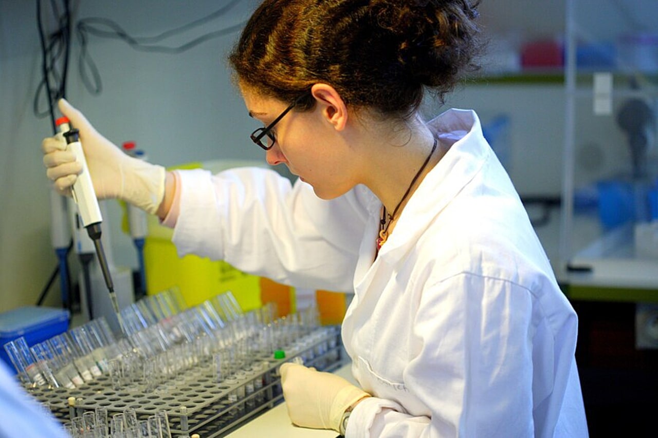 La recherche publique et la recherche privée doivent marcher main dans la main afin de donner un avantage compétitif aux entreprises françaises dans les secteurs clés pour l'autonomie stratégique du pays, dixit le ministre Philippe Baptiste. (CHU Brest-Garo/Phanie)