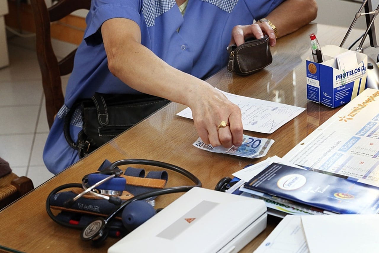 Pour les patients, les scénarios prévoient plutôt une baisse des restes à charge et une diminution des revenus des praticiens réalisant des dépassements d'honoraires. (Astier/BSIP)