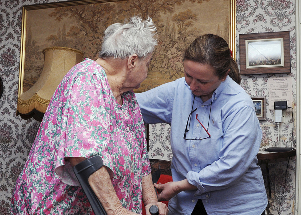 Diminuer de moitié les aides à domicile pourrait générer un surcoût de plusieurs dizaines de milliers d'euros sur le parcours d'une personne âgée en perte d'autonomie, selon l'étude d'Adédom et de l'Ocirp (Aubert/BSIP)