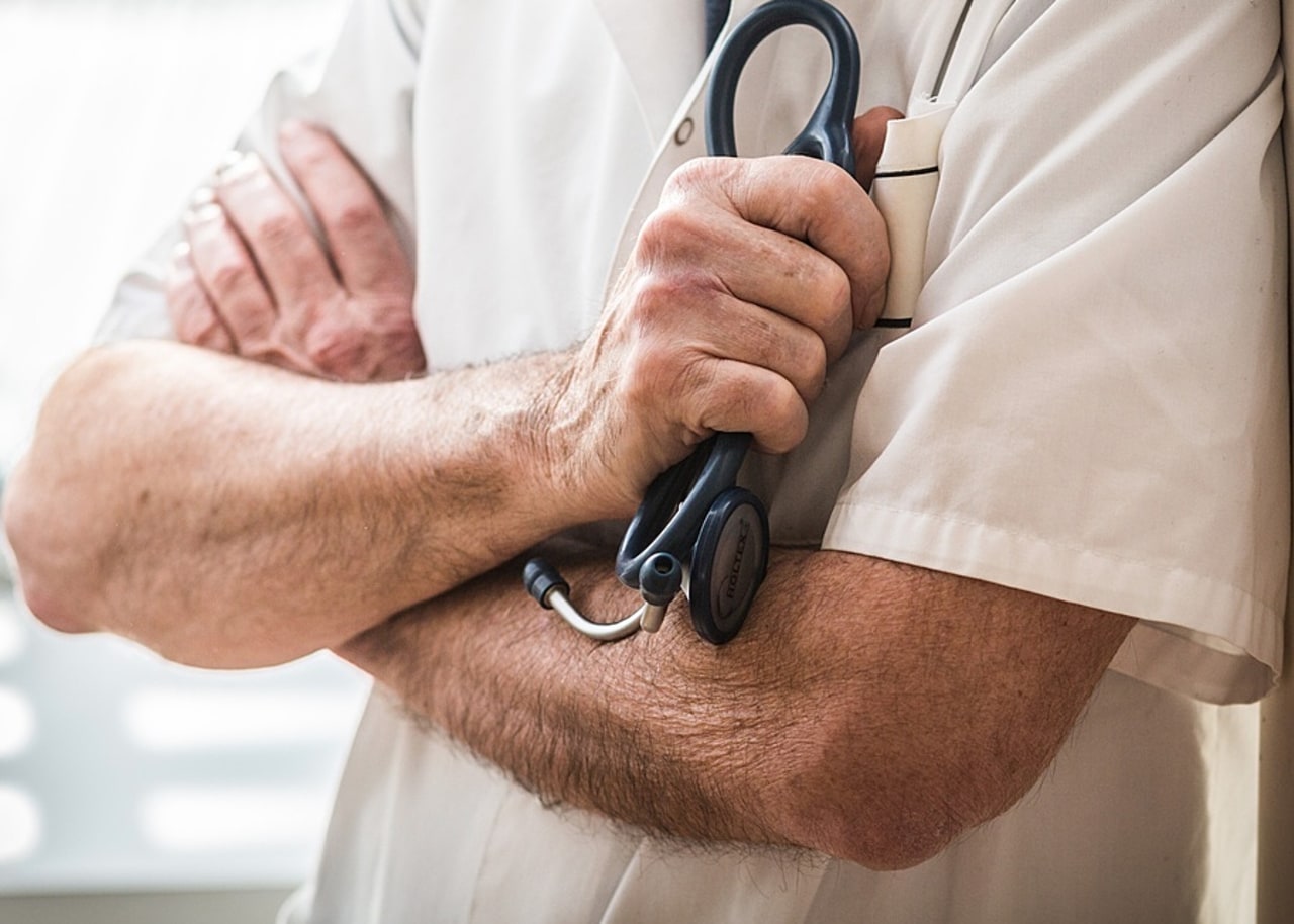 Deux médecins lanceurs d'alerte s'élèvent contre la "répression" faite aux hospitaliers