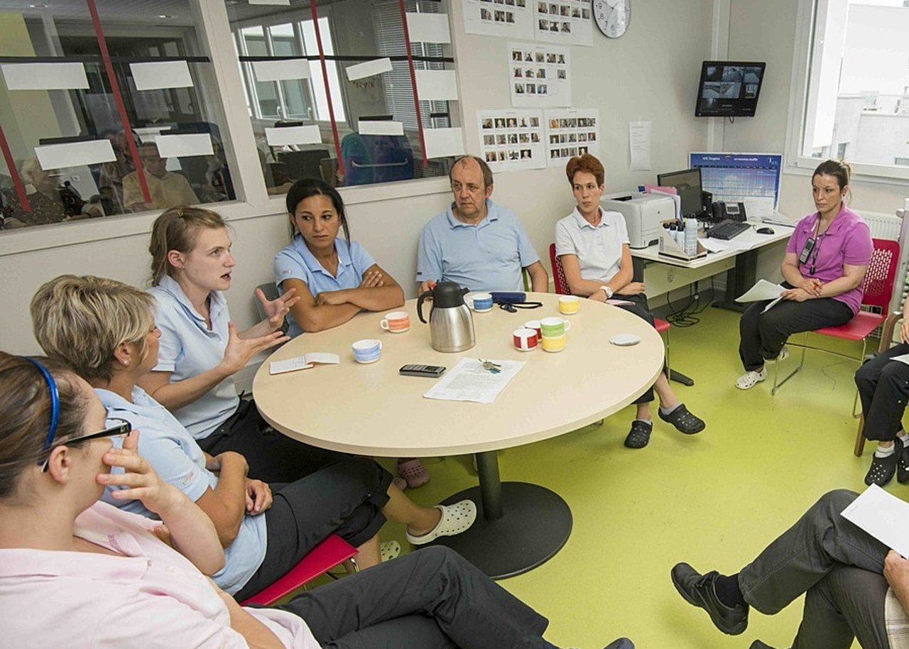 Professionnels et personnes accompagnées coopèrent dans les espaces éthiques. (Astier/BSIP)